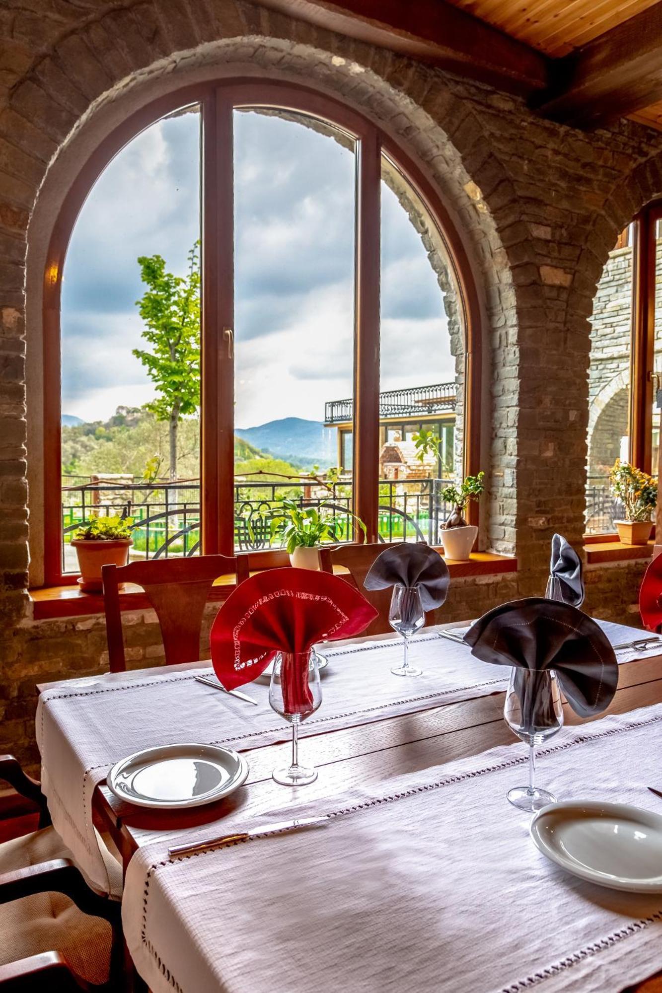 Hotel Restaurant Emblema Petrelë エクステリア 写真