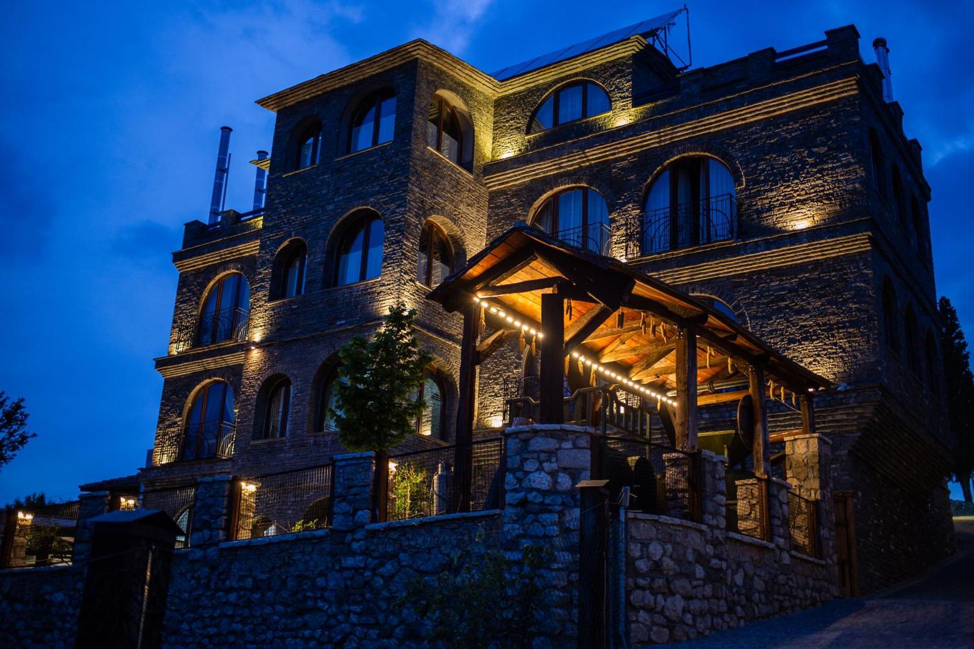 Hotel Restaurant Emblema Petrelë エクステリア 写真