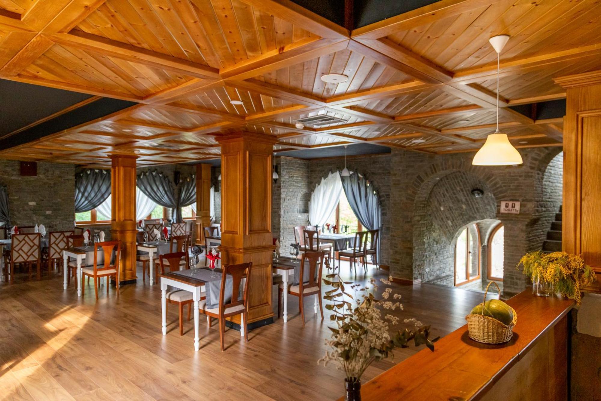 Hotel Restaurant Emblema Petrelë エクステリア 写真