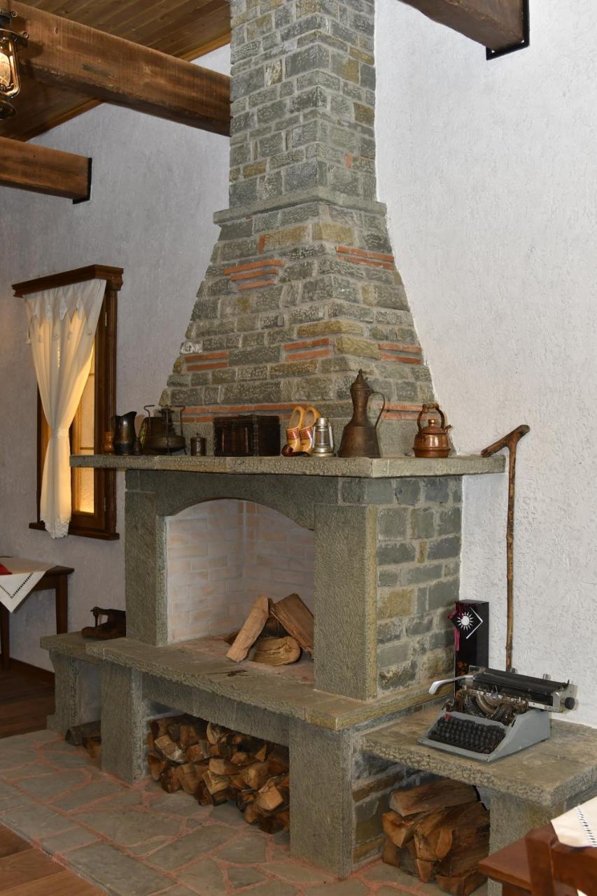 Hotel Restaurant Emblema Petrelë エクステリア 写真
