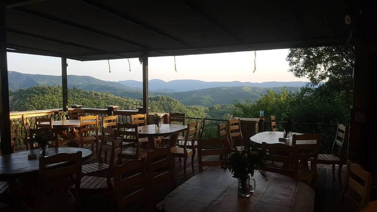 Hotel Restaurant Emblema Petrelë エクステリア 写真