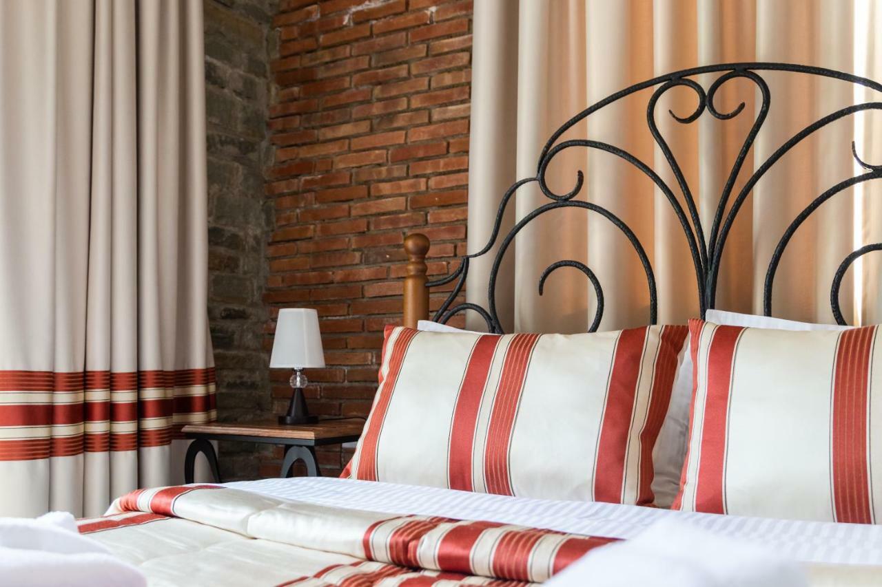 Hotel Restaurant Emblema Petrelë エクステリア 写真